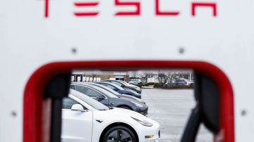 El Tesla Model X incluso se habría estrellado contra una valla cuando intentó aparcar sin la ayuda del conductor