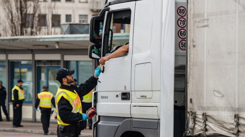 Foro de un policía solicitando documentos a un camionero