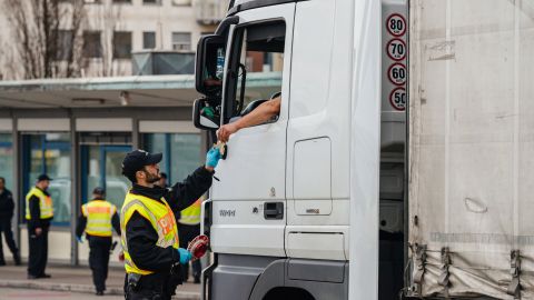 Foro de un policía solicitando documentos a un camionero