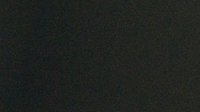 Foto de una adolescente frente al volante de un vehículo