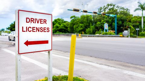 Foto de un anuncio de licencias de conducir