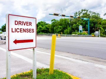 Foto de un anuncio de licencias de conducir