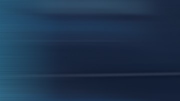 Foto de un motociclista a toda velocidad por la carretera