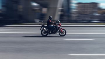 Foto de un motociclista a toda velocidad por la carretera