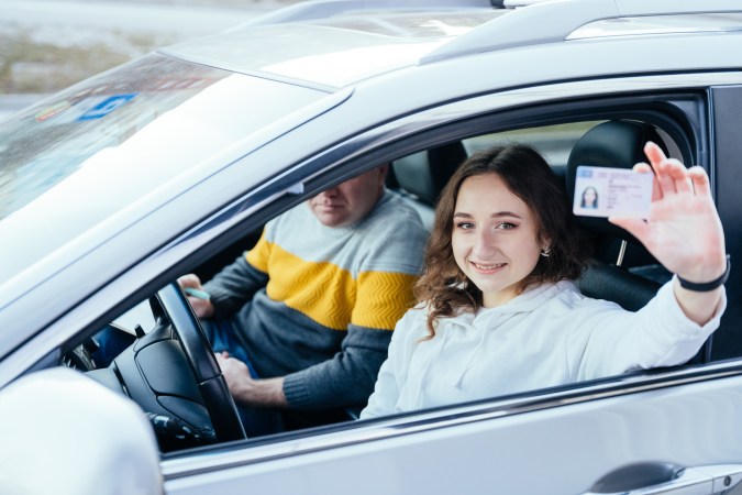 Foto de una mujer mostrando su licencia de conducir