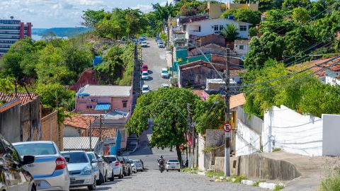 como parquear en una colina
