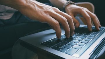 Fotos de la mano de un hombre sobre un teclado