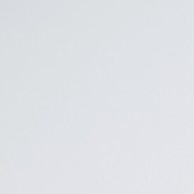 Hombre revisando el motor del auto parado