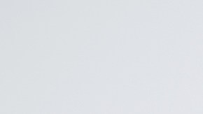 Hombre revisando el motor del auto parado