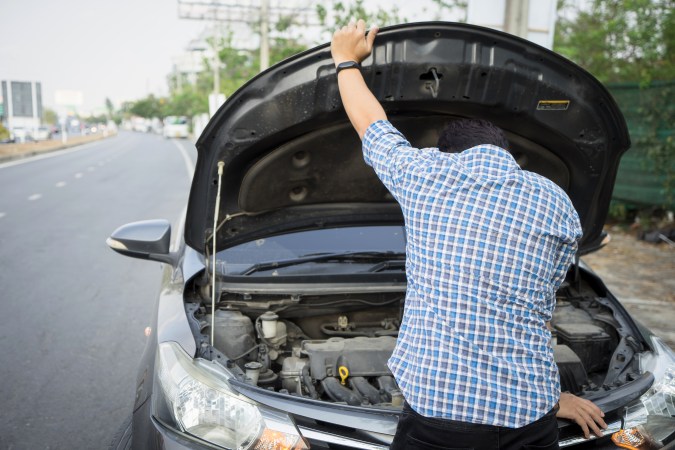 Auto con batería descargada.