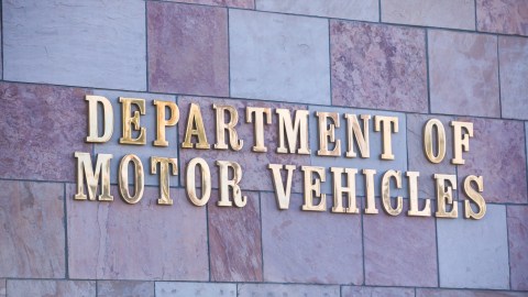 El DMV es una agencia estatal que tramita licencias en el país.