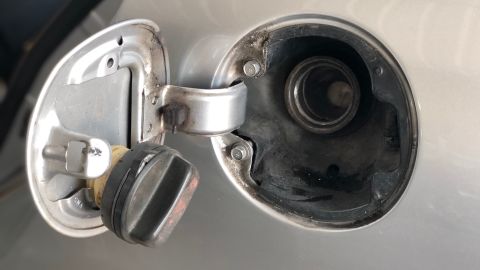 Entrada de tanque de gasolina.