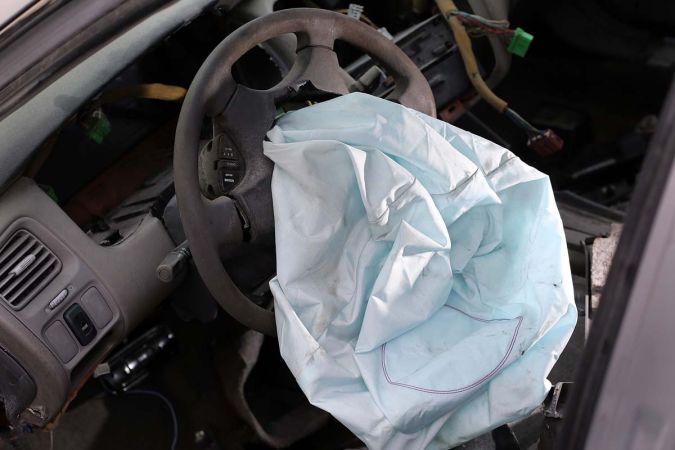 Надувные подушки безопасности в некоторых автомобилях должны быть заменены как можно скорее.
