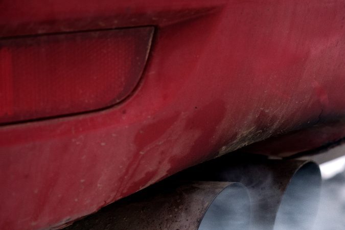 Humo blanco del auto.