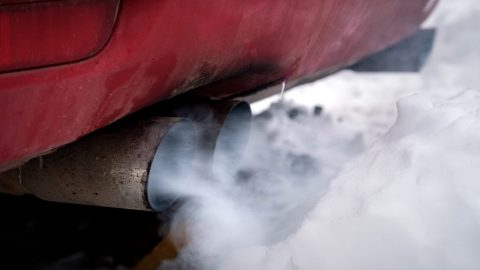Humo blanco del auto.