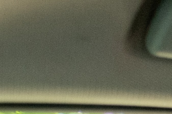 Niño sentado en el asiento trasero.