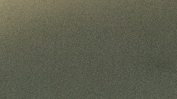 Niño sentado en el asiento trasero.