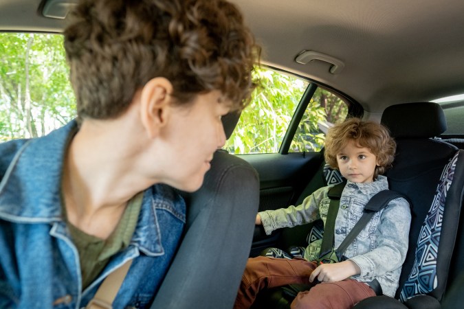 Niño sentado en el asiento trasero.