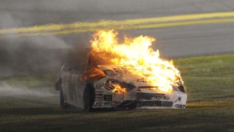 Lo primero que un conductor debe hacer al ver humo o fuego procedente de su vehículo es apagarlo