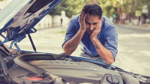 auto se jalonea al acelerar