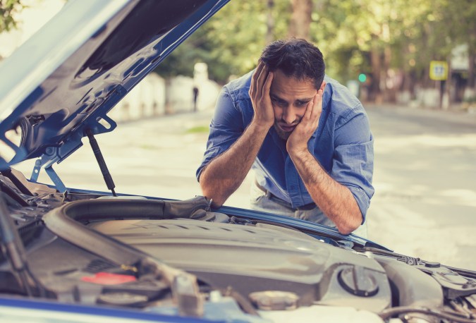 auto se jalonea al acelerar