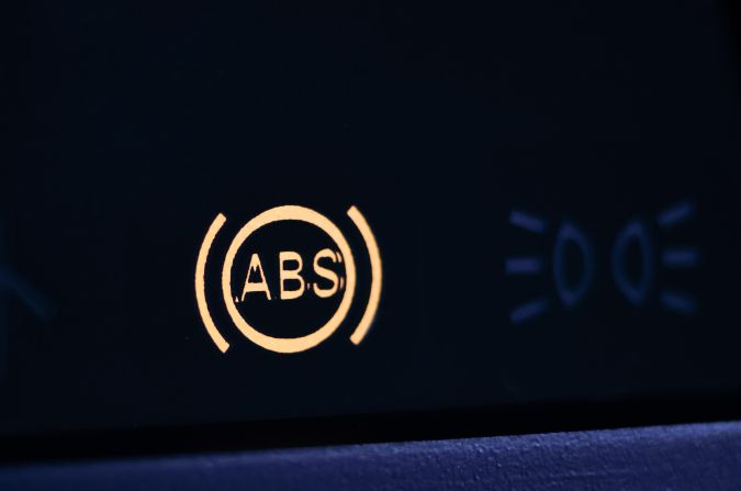 Почему загорается лампочка ABS на приборной панели?