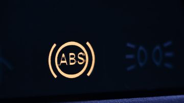 Por qué se enciende la luz ABS en el tablero del carro
