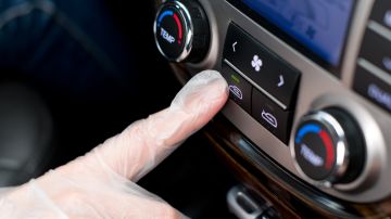 El botón de recirculación de aire se encuentra ubicado en el sistema de A/C de tu automóvil.