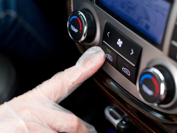 El botón de recirculación de aire se encuentra ubicado en el sistema de A/C de tu automóvil.