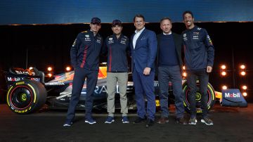 DE izq. a dcha: Max Verstappen, Sergio "Checo" Pérez, Jim Farley, Christian Horner y Daniel Ricciardo.