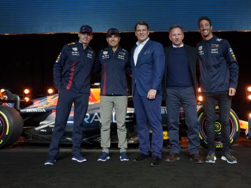 DE izq. a dcha: Max Verstappen, Sergio "Checo" Pérez, Jim Farley, Christian Horner y Daniel Ricciardo.