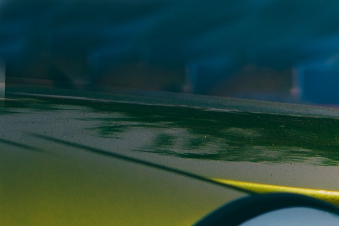 Autos con defensas de metal.