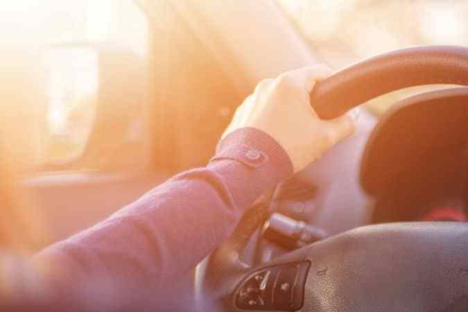 Calentar el motor del auto