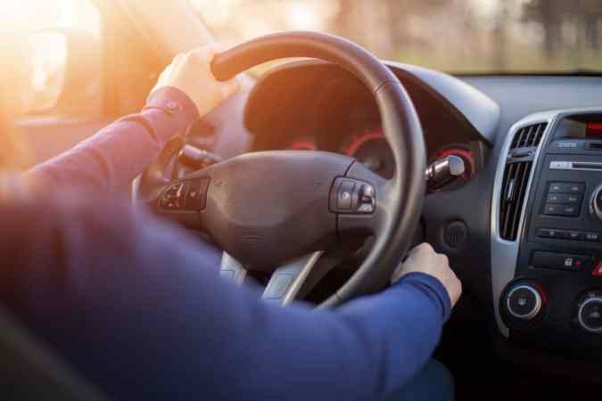 Calentar el motor del auto