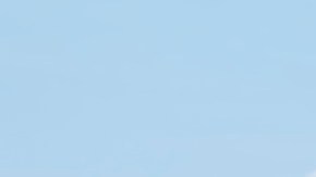 Calle con pendiente ascendente y descendente