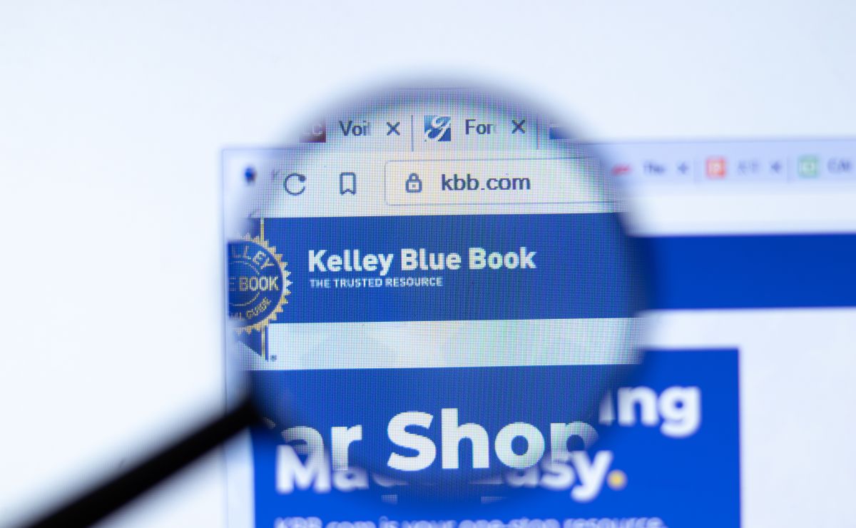 Libro Azul USA la guía para saber cuánto vale tu carro Siempre Auto