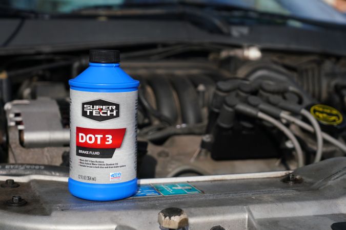 Тормозная жидкость DOT3.