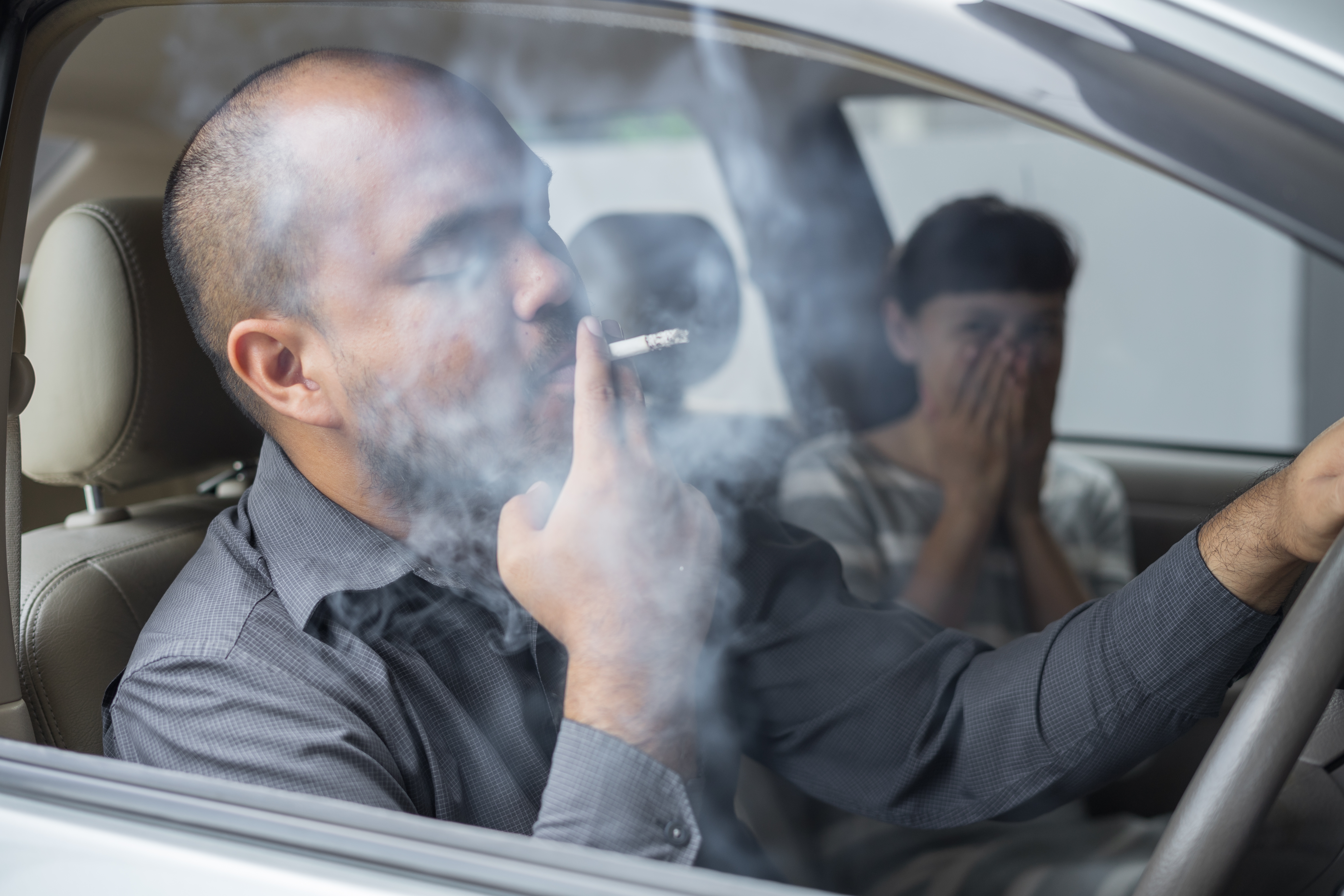 Olor a humo de marihuana.