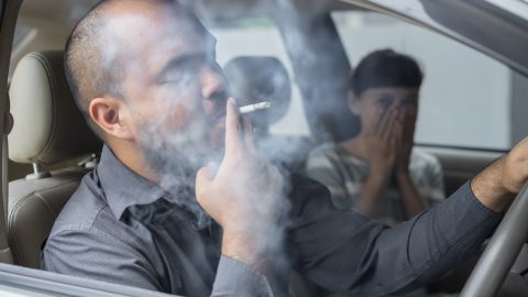 Olor a humo de marihuana.