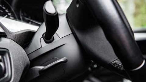 Palanca ajustadora del volante.