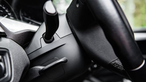 Palanca ajustadora del volante.