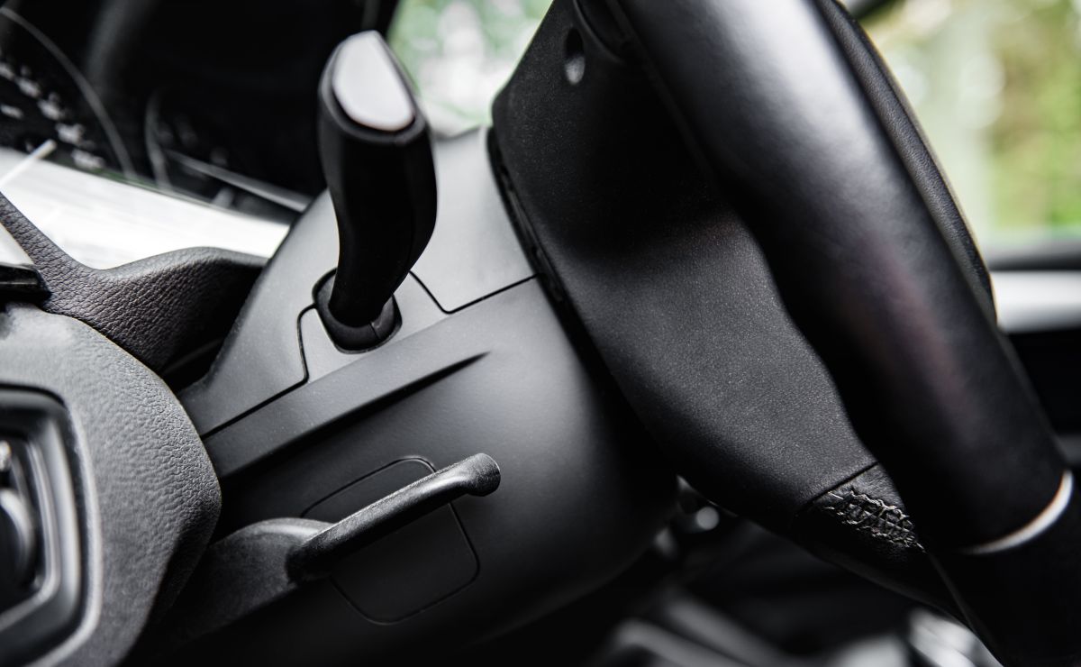 What is the lever under the steering wheel: why is it important to use it