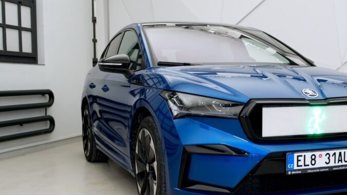 parrilla de carros con señales para peatones