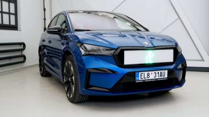 parrilla de carros con señales para peatones