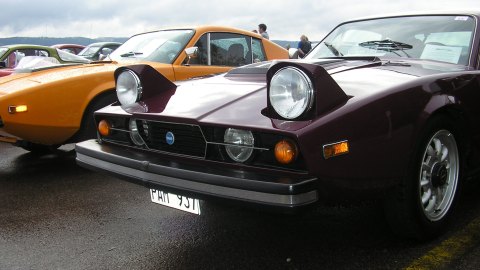 Auto con luces pop-up.