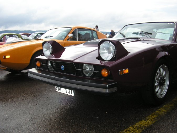 Auto con luces pop-up.