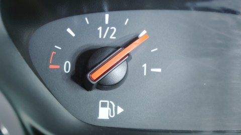 Tanque de gasolina casi lleno.
