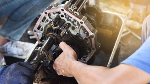 Transmisión de auto dañada.