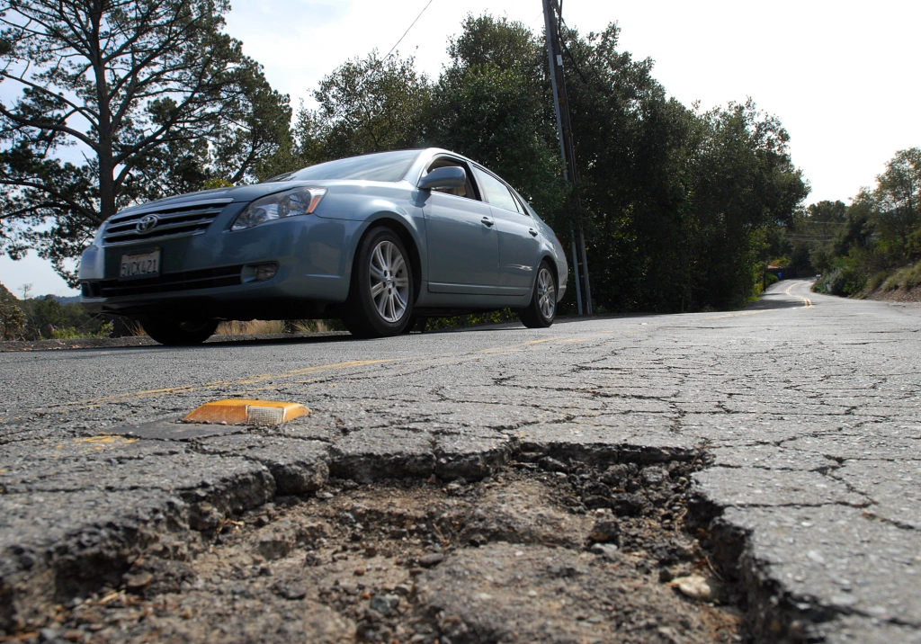 California paga si tu carro sufrió daños por el estado de las carreteras: cómo hacer el reclamo