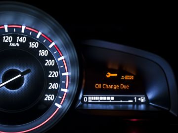 llave inglesa en el tablero del auto